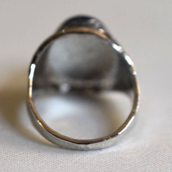 Bewitching Green Oval Glass Stone Silver Tone Etched Metal Sizes 5.6 & 9 Rings - Picture 4 of 4